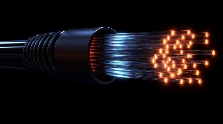 Närbild av en fiberoptisk kabel med lysande ljuspulser