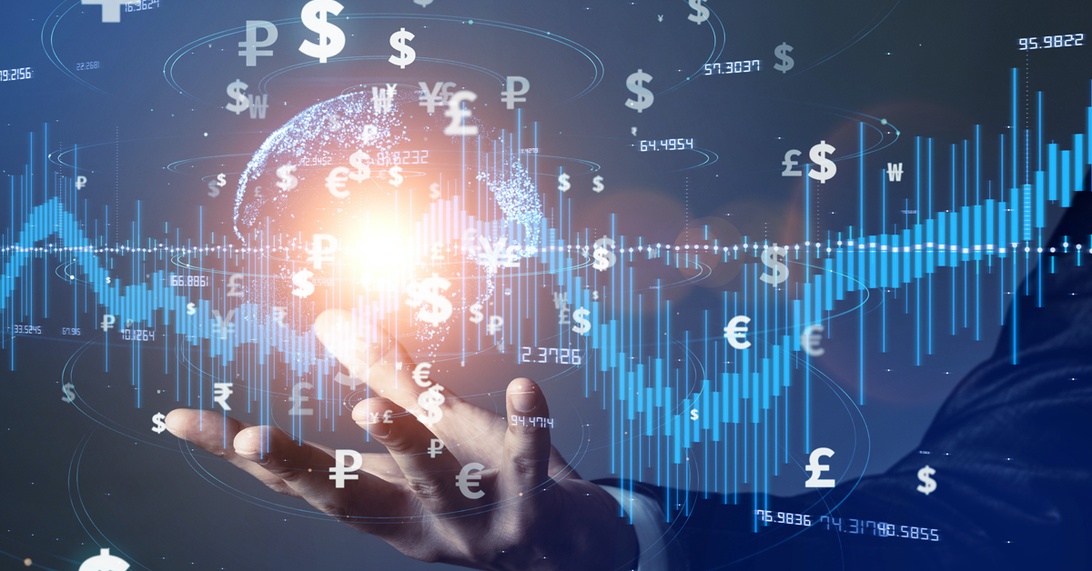 En högteknologisk visualisering som visar en hand som interagerar med ett digitalt finansiellt gränssnitt med olika valutasymboler (dollar, euro, pund, yen) som flyter i ett virtuellt utrymme, tillsammans med finansiella diagram och marknadsdata.