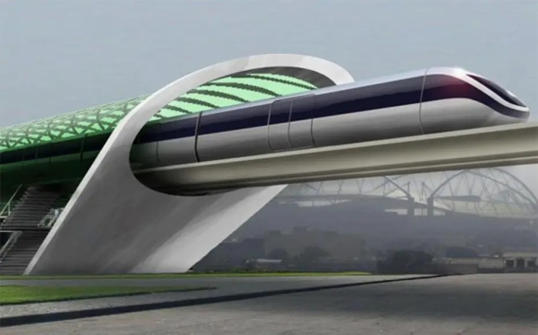 Ett strömlinjeformat, futuristiskt höghastighetstransportsystem som liknar en hyperloop eller maglevtåg. Det silverfärgade fordonet färdas genom en upphöjd tunnel med gröna arkitektoniska element och visar avancerad transportinfrastruktur som skulle revolutionera logistik och godstransporter.